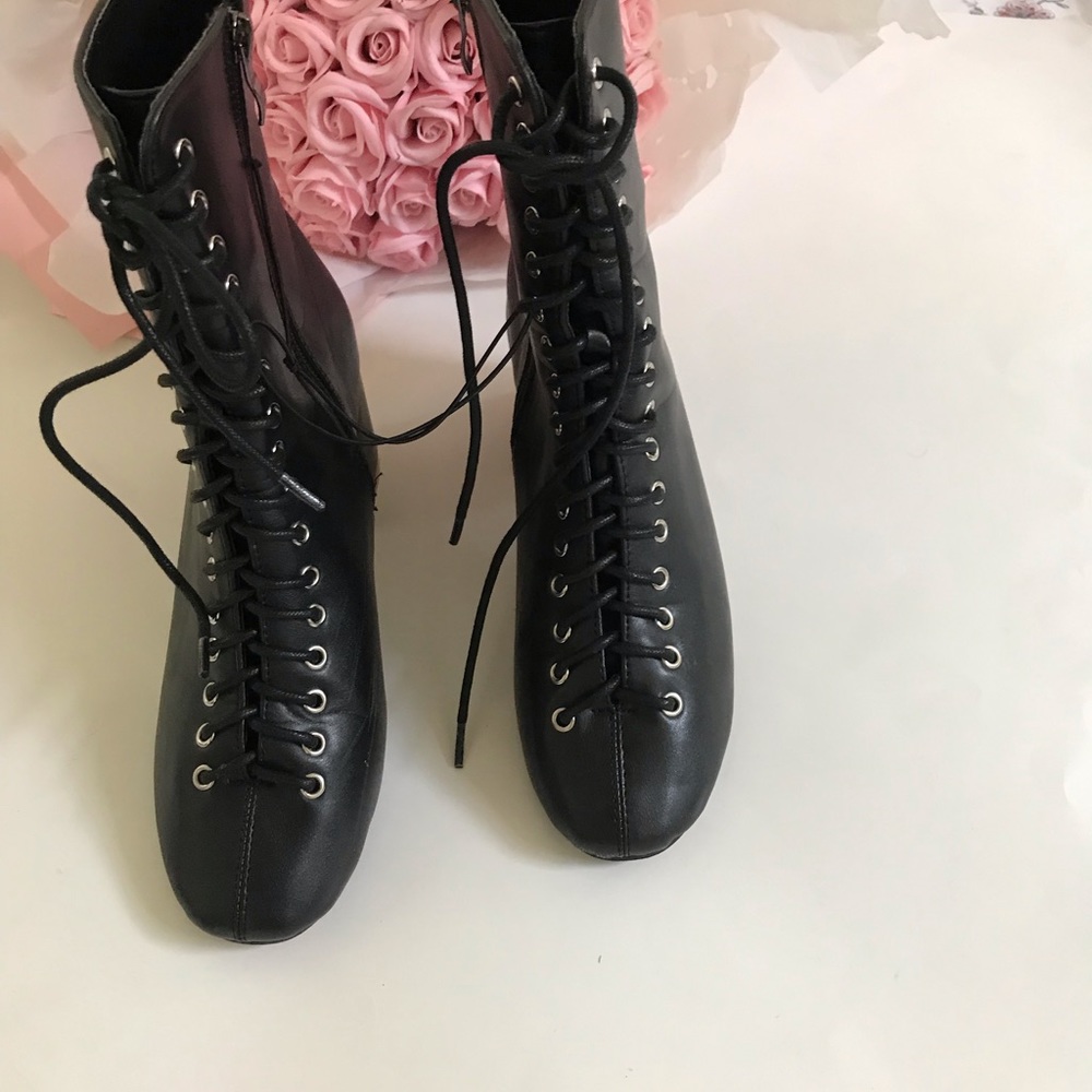 She & In boots - Picture 7 of 9